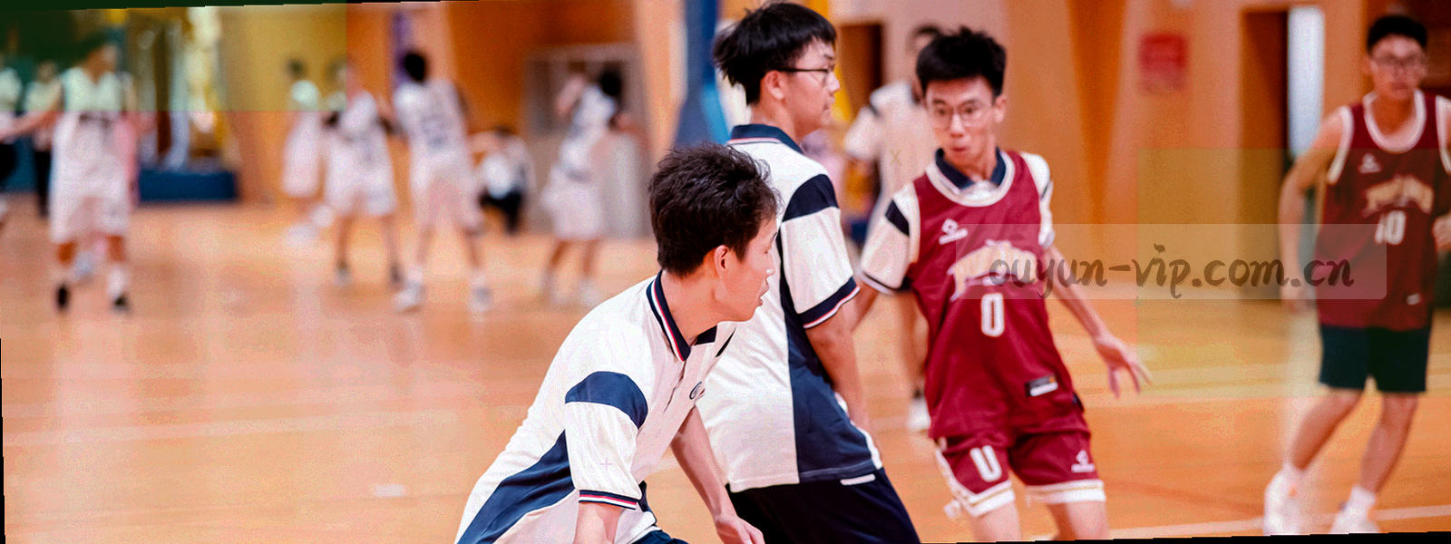 暗色空间中横贯的青色光带与会馆接待台轮廓
